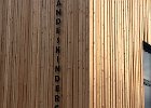 Einzebuchstaben mit Abstandsbolzen an Holzfassade