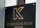 Edelstahl Schild matt schwarz Pulver beschichtet, das Logo ist ausgeschnitten und in den original Farben hinterlegt.