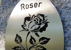 Grabtafel aus Edelstahl, Rose und Schrift mit schwarzem Acrylglas hinterlegt.