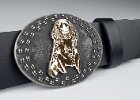 G�rtelschnalle mit Stempelfr�sung die Wildschwein spuren stehen lassen. Hundebild erhaben mit Lasergravur aufgebracht, Vintagelook