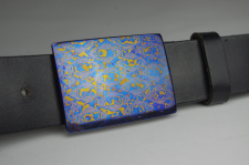 Grtelschnallen aus Titan und Titan-Damast