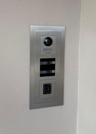 Hikvision Zubeh�r, der Edelstahl Rahmen deckt das Mauerwerk au�erhalb des originalen Rahmen, der nicht im Lieferumfang ist, ab.