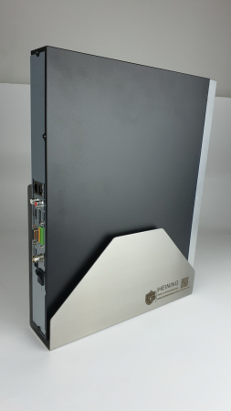 NVR Wandhalter mit installierten Recorder. Bedienung rechts.