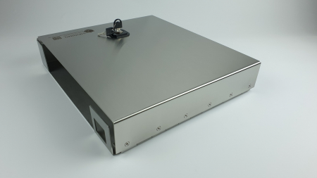 NVR Wandhalter mit installierten Recorder. Bedienung links.