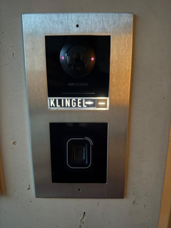 Bei Dunkelheit sehr gut lesbar. Nur das Namensschild, Klingel nicht enthalten.