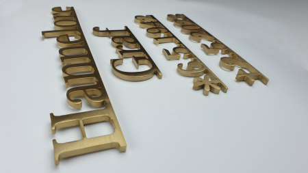 Edelstahl Grabschrift gerstet und galvanisch vergoldet