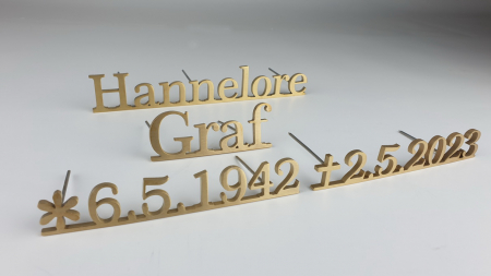 Edelstahl Grabschrift gerstet und galvanisch vergoldet, an der Rckseite Gewindebolzen zur leichten Montage