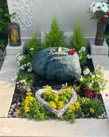 Grabschrift vergoldet, nach Kundenschablone genau fr den Stein in Form gebracht