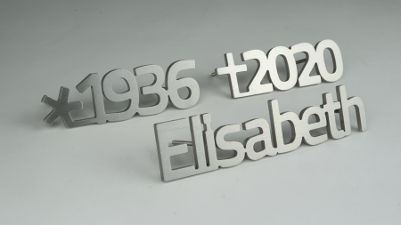 Grabschrift mit langen Bolzen einfache Montage auch an unebennen Flchen.