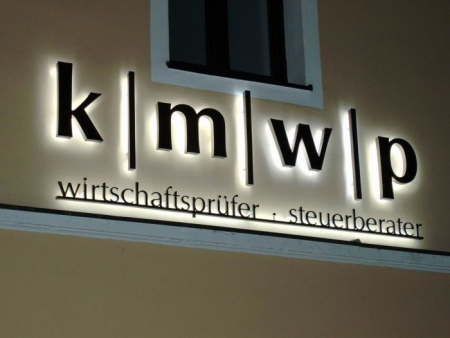 Edelstahl Einzelbuchstaben 3-D kombiniert mit Schriftzug, mit LED`s hinterleuchtet, auf Abstand zur Wand montiert.