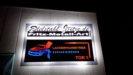 Fassaden Edelstahl Tafeln mit ausgeschnittenen Schrift/Logo