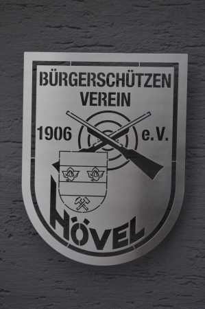 Fassaden Edelstahl Tafeln mit ausgeschnittenen Schrift/Logo